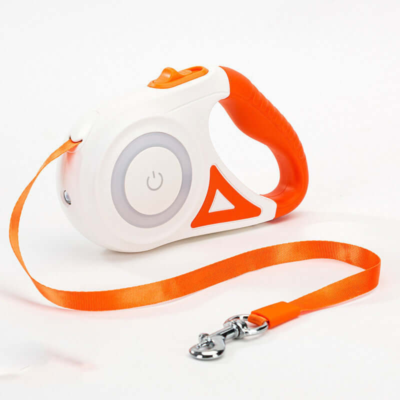 Laisse rétractable pour chiens avec collier automatique et lumières LED, main tenant le dispositif.