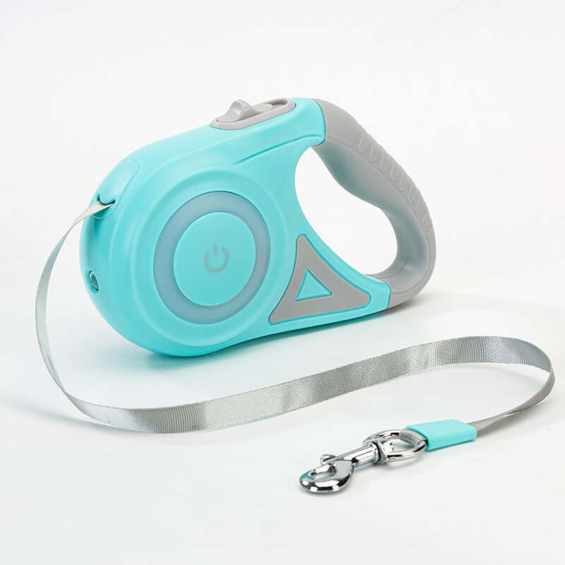 Laisse rétractable pour chiens avec collier automatique et lumières LED, main tenant le dispositif.