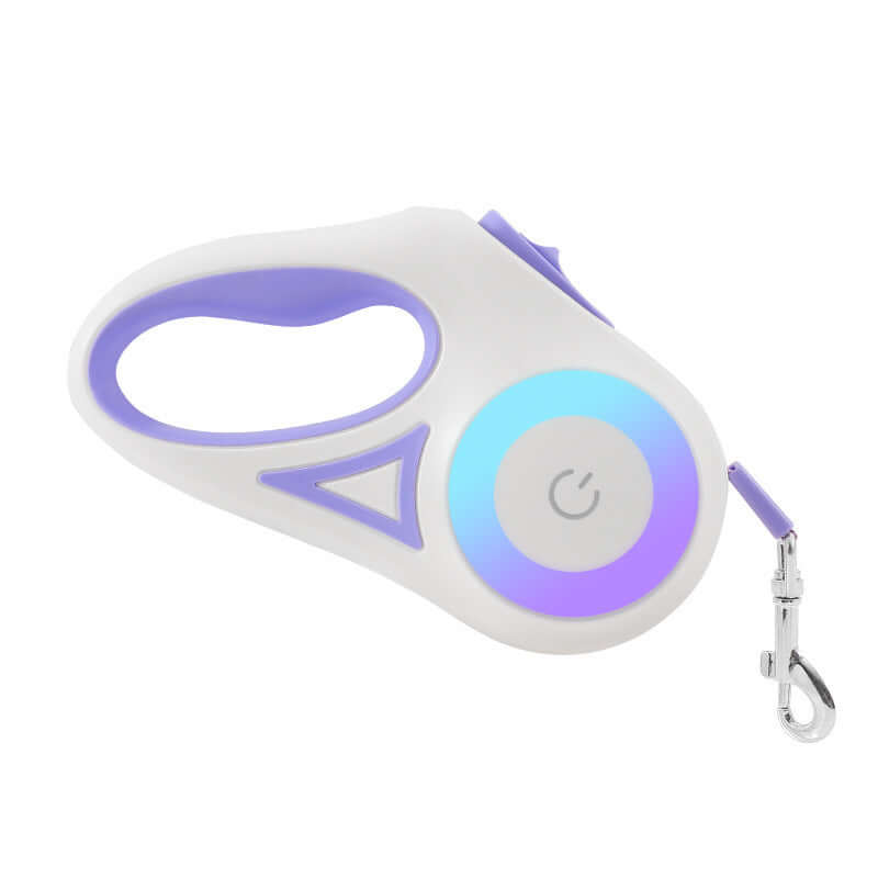 Laisse rétractable pour chiens avec collier automatique et lumières LED, main tenant le dispositif.