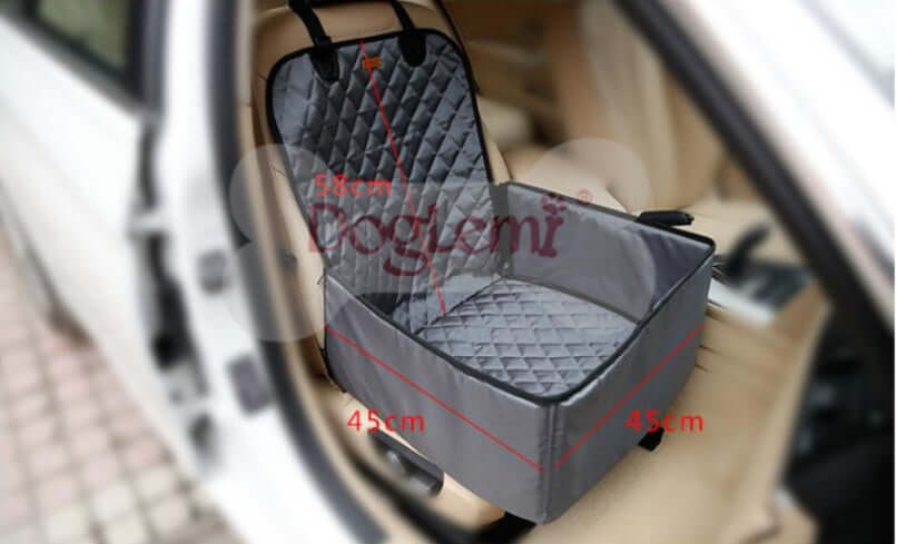 Chien assis dans un tapis d'assise épais et imperméable pour voiture, avec siège en cuir beige en arrière-plan.