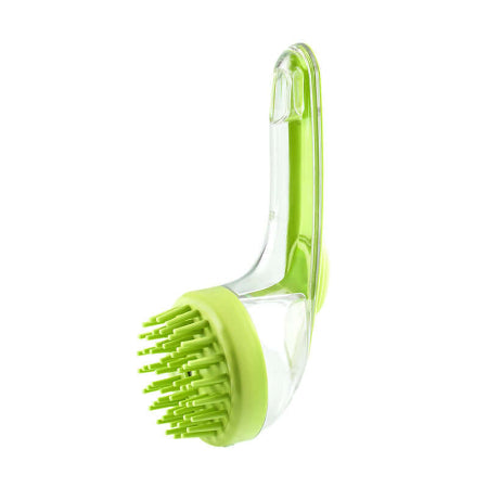 Brosse de toilettage pour chien en plusieurs couleurs, illustrant son utilisation sur un chien duveteux.