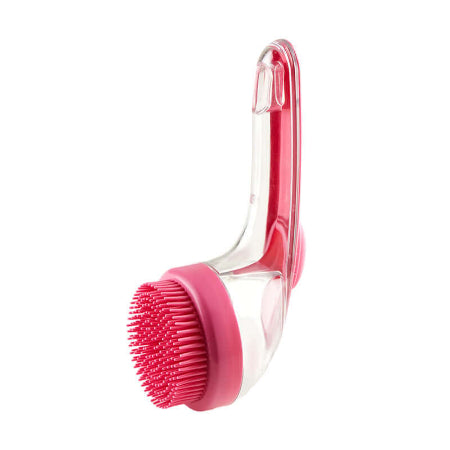 Brosse de toilettage pour chien en plusieurs couleurs, illustrant son utilisation sur un chien duveteux.