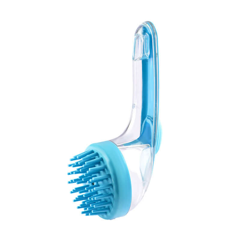 Brosse de toilettage pour chien en plusieurs couleurs, illustrant son utilisation sur un chien duveteux.