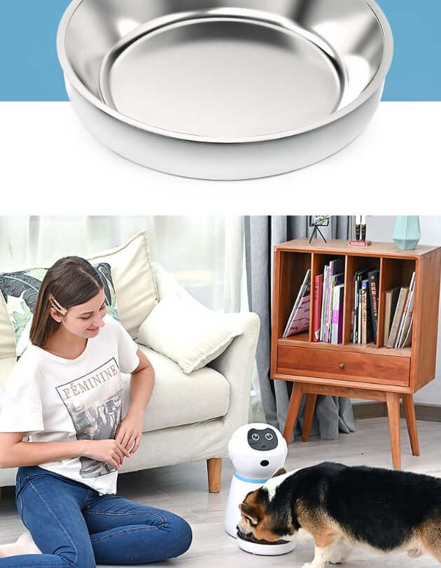 Chien assis dans un tapis d'assise épais et imperméable pour voiture, avec siège en cuir beige en arrière-plan.