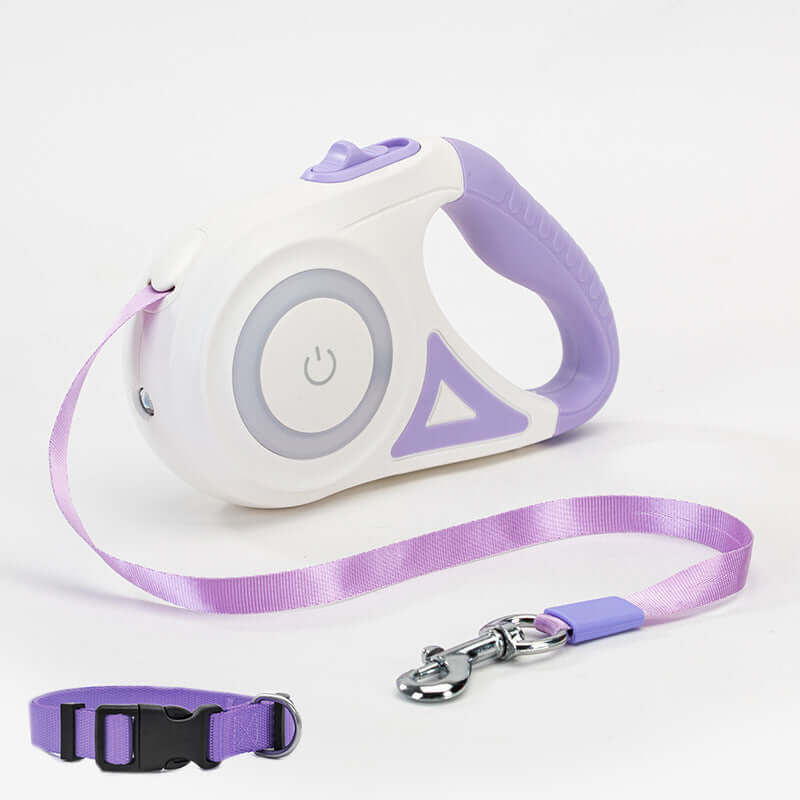 Laisse rétractable pour chiens avec collier automatique et lumières LED, main tenant le dispositif.