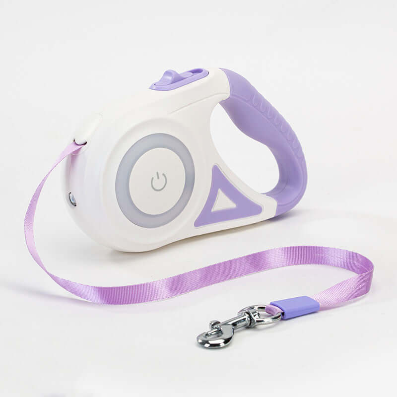 Laisse rétractable pour chiens avec collier automatique et lumières LED, main tenant le dispositif.