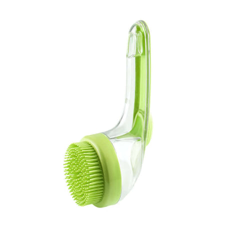 Brosse de toilettage pour chien en plusieurs couleurs, illustrant son utilisation sur un chien duveteux.
