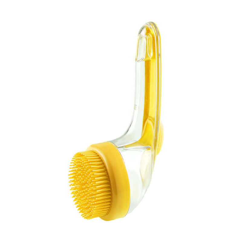 Brosse de toilettage pour chien en plusieurs couleurs, illustrant son utilisation sur un chien duveteux.