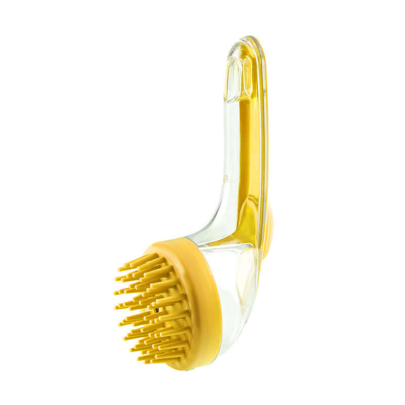Brosse de toilettage pour chien en plusieurs couleurs, illustrant son utilisation sur un chien duveteux.